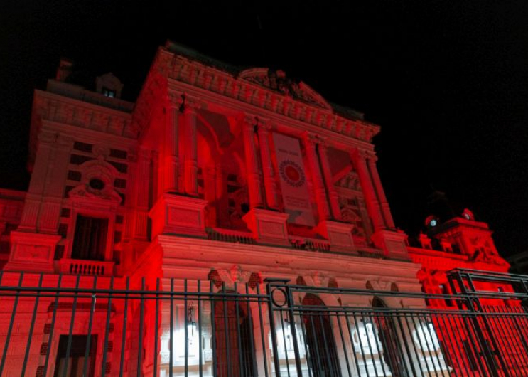 La Provincia iluminó de rojo la Casa de Gobierno