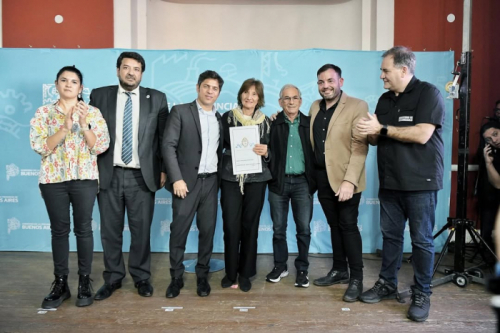 Kicillof entregó escrituras a familias de General Arenales y Rojas