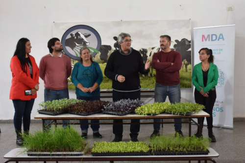 Javier Rodríguez entregó la habilitación ELEA a una escuela agropecuaria