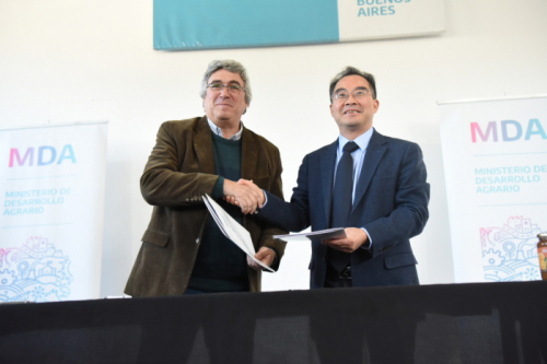 Javier Rodríguez y el presidente de la Academia de Ciencias Agrícolas de Sichuan firmaron el acuerdo