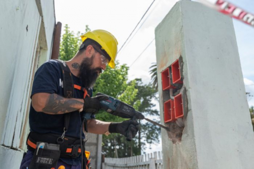 Trabajos de conexiones eléctricas intradomiciliarias en el barrio Belgrano