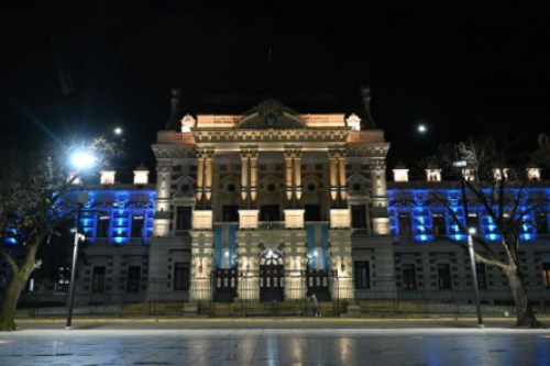 Iluminan la Casa de Gobierno