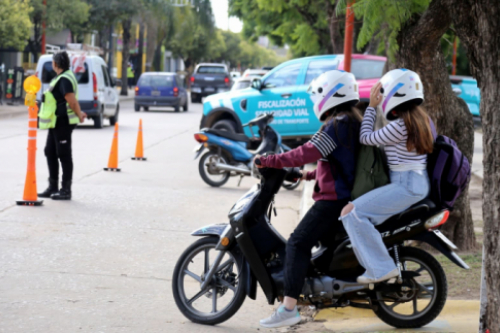 Los cascos son para mejorar la protección de quienes circulan en dos ruedas.