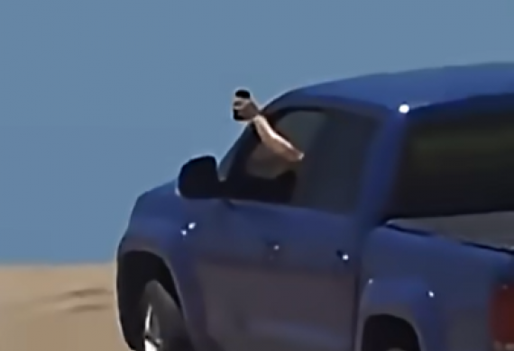 Irresponsabilidad vial: el infractor filmaba a su familia mientras conducía.