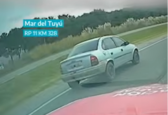 El conductor hablaba por el celular por el carril rápido de la Ruta 11, KM 328. 