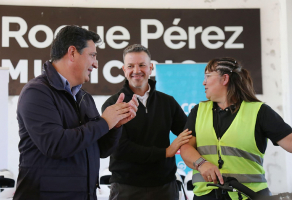 Marinucci y Sciaini junto a una inspectora de tránsito.