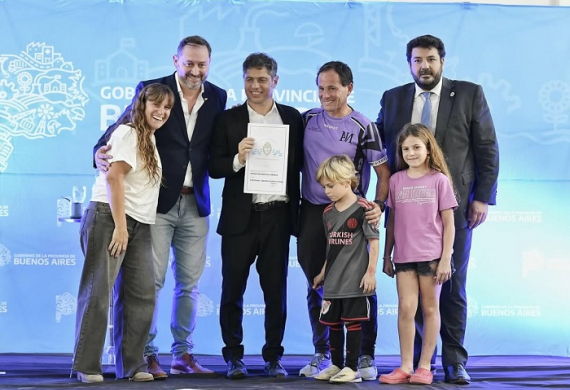 Kicillof entregó escrituras en Lincoln