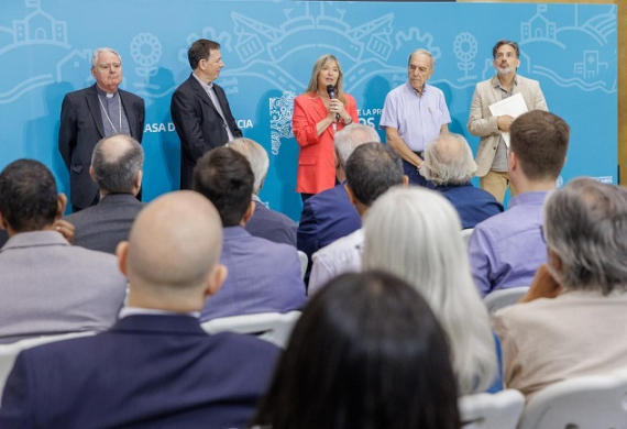 Alvarez Rodríguez inauguró la muestra fotográfica “Francisco: servidor en Buenos Aires, servidor del mundo”