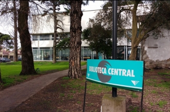 En los Jardines de la Biblioteca de la Universidad Nacional de Mar del Plata