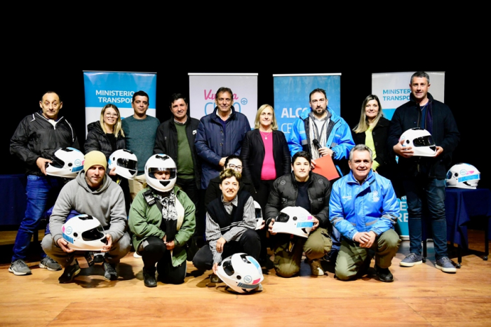 Los subsecretarios Contreras y Mayol con el Intendente Walker y vecinos de Pila.