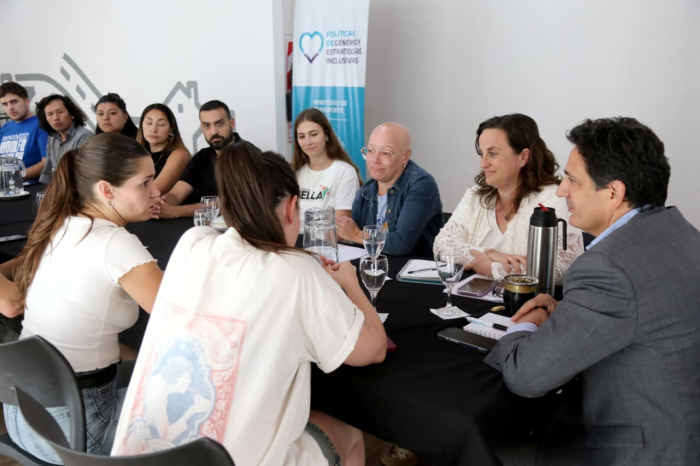 Marinucci junto a la Subsecretaria Passo, la directora Novara y estudiantes.
