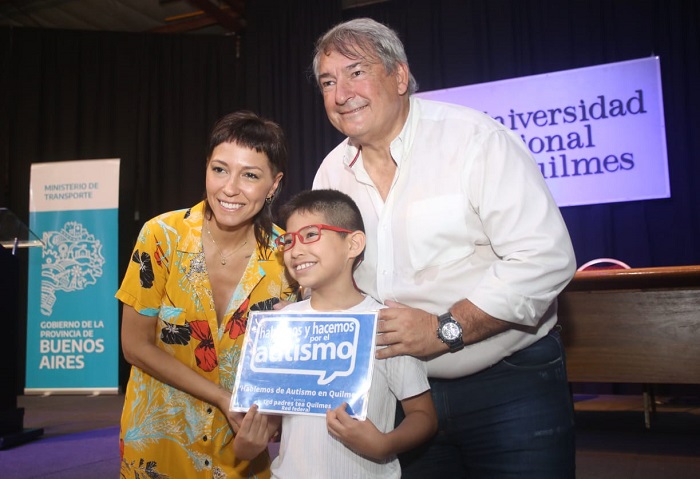 El Ministro D'Onofrio junto a la intendenta Mendoza en la entrega de PLM.