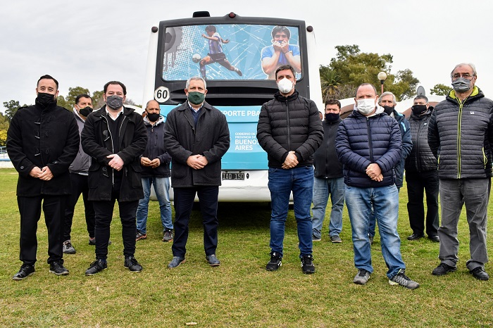 el subsecretario de Transporte Alejo Supply participó de la donación de un bus a la Liga de Fútbol de Azul