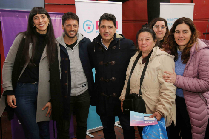 El Ministro Marinucci y la Directora Botti junto a vecinos de Quilmes.