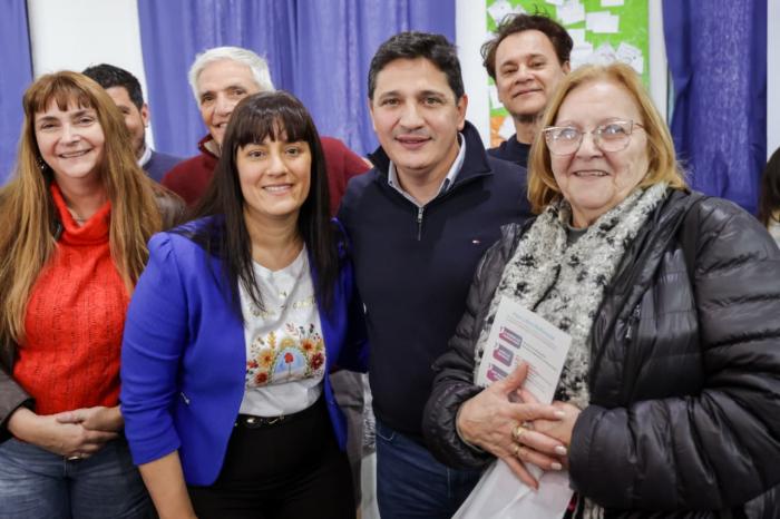 El Ministro Marinucci y la Diputada Vanelli junto a concejales y vecinos.