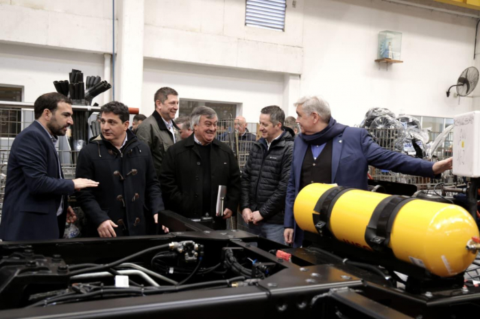 El Ministro recorrió las áreas de producción de la empresa para abastecer al sector del transporte.