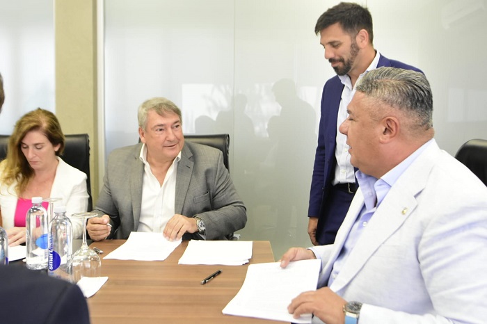 Jorge D'Onofrio y Claudio Tapia en la rúbrica del convenio.