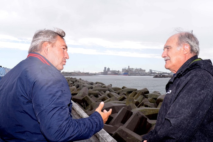 D'Onofrio con Álvaro en el Puerto de Quequén.