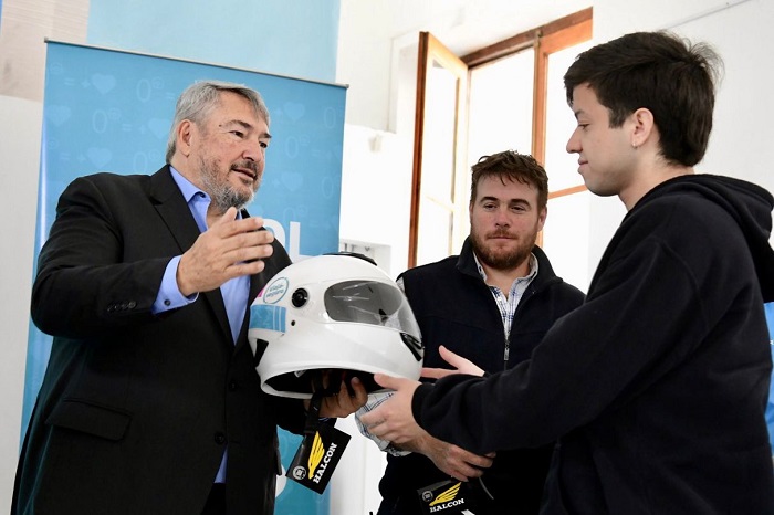 El Ministro D'Onofrio en la entrega de cascos.