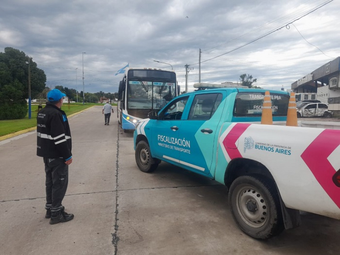 Agentes de la Dirección de Fiscalización del Transporte controlando unidades.