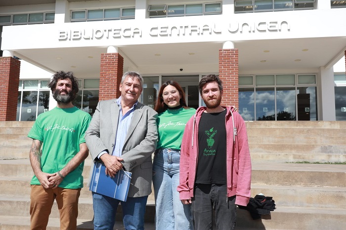 Jorge D'Onofrio con estudiantes de la UNICEN.