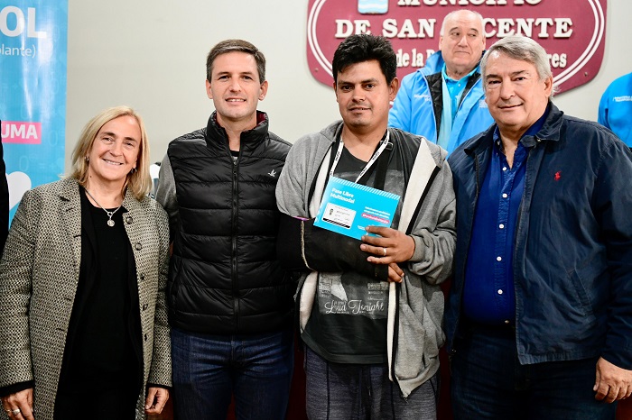 D'Onofrio con Mantegazza, Mayol y vecinos de Alejandro Korn.