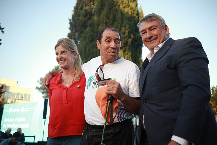 Jorge D'Onofrio y Marisa Fassi entregando PLM en Cañuelas.