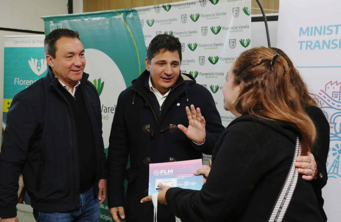 Marinucci y Watson junto a una vecina de Varela.