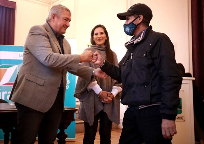 El Ministro D'Onofrio entregando credenciales de PLM en Zárate.