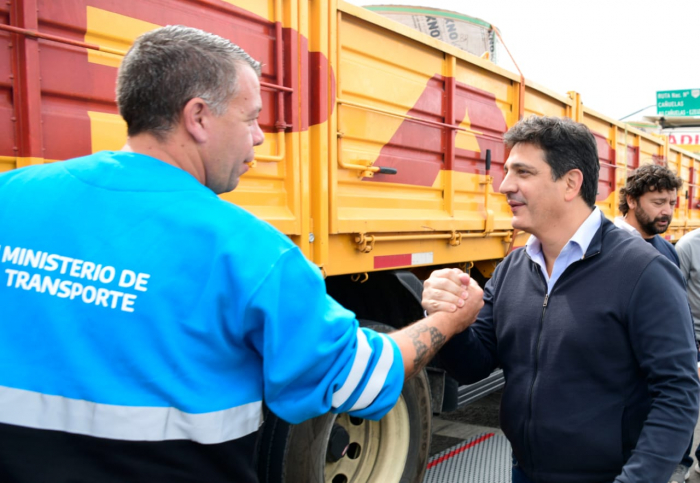 El Ministro Marinucci junto a agentes de Fiscalización de Cargas.