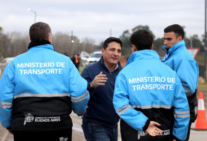 El Ministro Marinucci junto al personal de Seguridad Vial bonaerense.