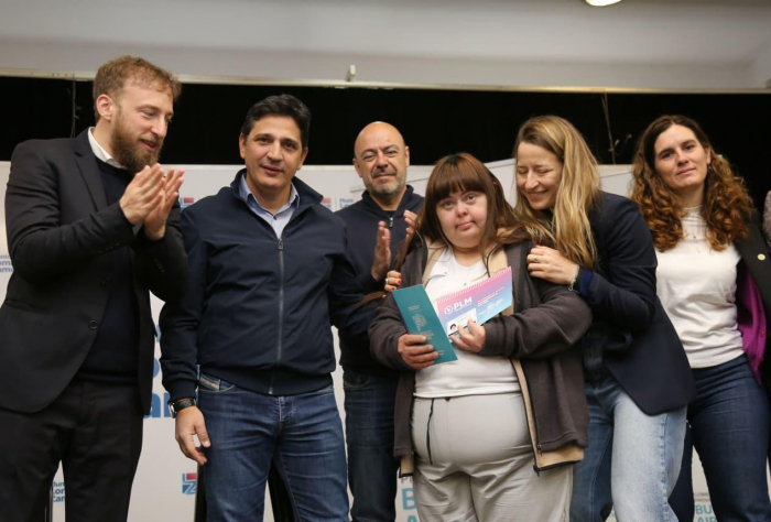 Marinucci, Otermín y Botti junto a beneficiarios de PLM.