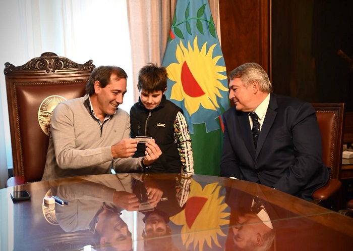 Jorge D'Onofrio y Julio Garro junto a los beneficiarios.