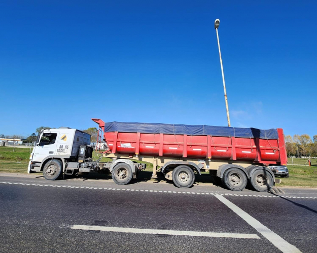 Transporte detuvo a un camión de cargas con 16 toneladas de sobrepeso