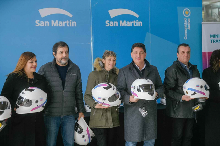 Marinucci y Moreira junto a vecinos y vecinas de San Martín.
