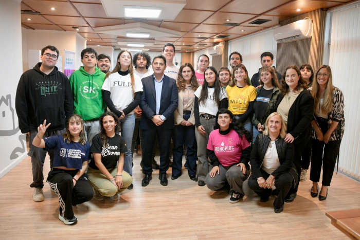 Marinucci, Passo, Mayol y Botti con las y los estudiantes.