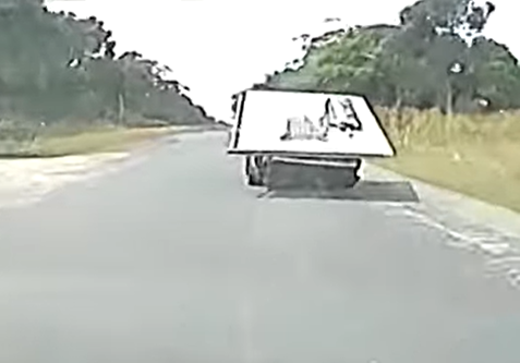 Los materiales excedían los límites, afectando la estabilidad y visibilidad.