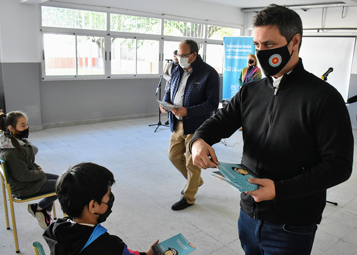 Transporte entregó 2500 libros educativos en General Alvear