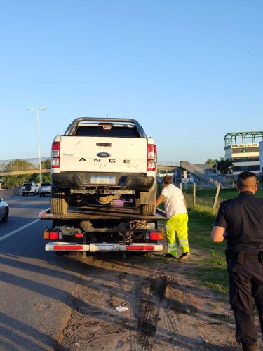 Además, se constató la presencia de un vaso dentro del vehículo.