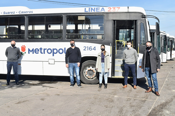 Transporte recibió cinco colectivos para ser convertidos en vacunatorios móviles