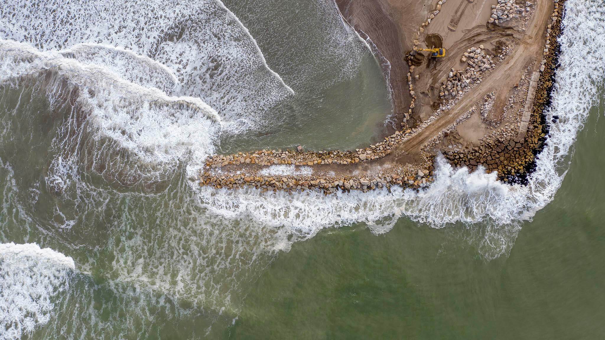 Maquinaria TrabajandoMaquinaria realizando trabajos en la costa de la Provincia de Buenos Aires