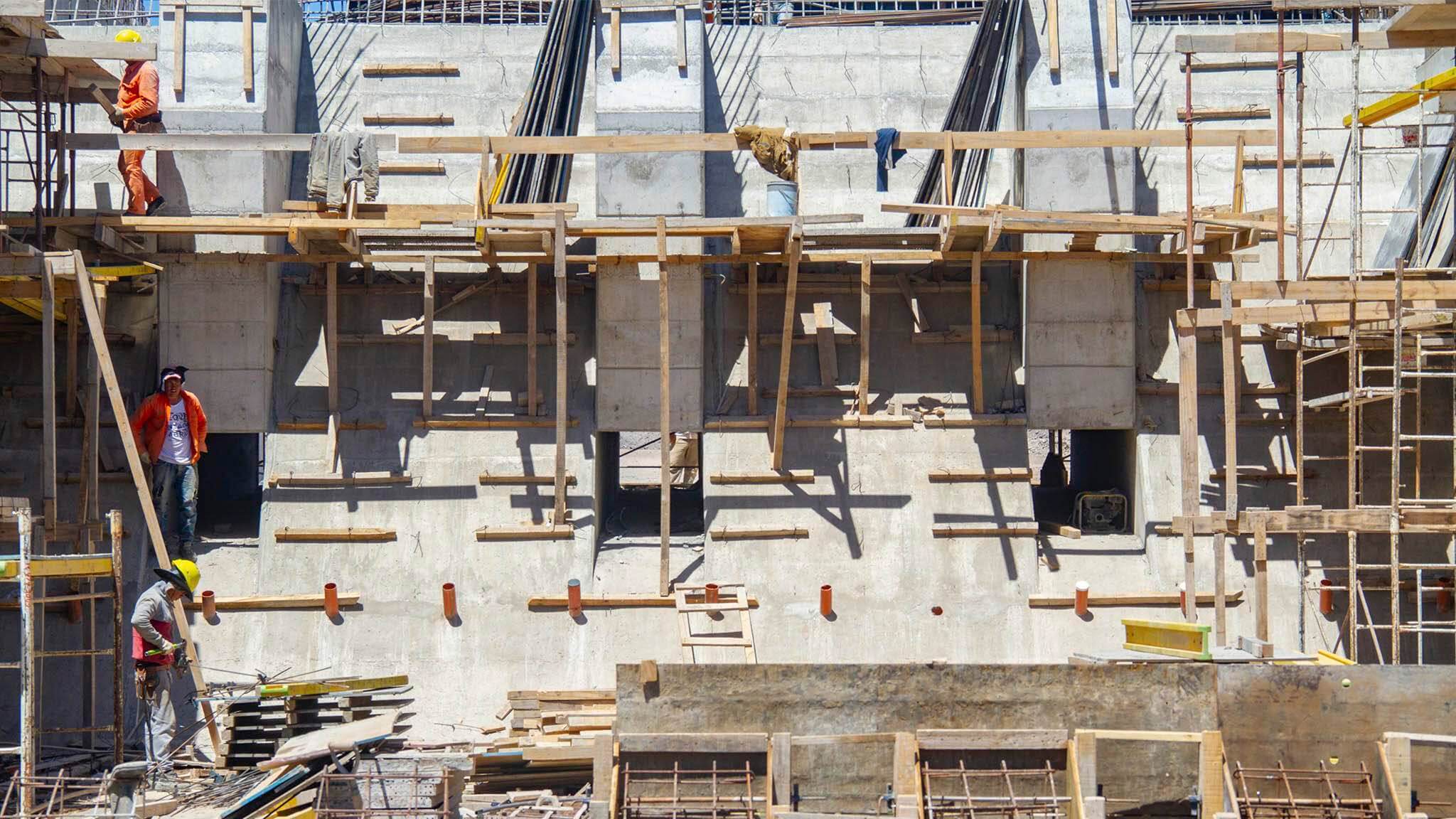 Obreros trabajando en una construcción en la localidad de Bragado